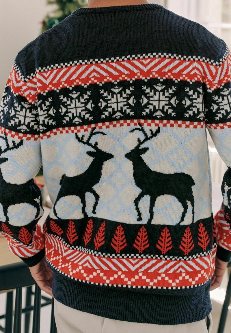 Gestrickter Pullover mit einem gemusterten Design aus schwarzen Rentieren, weißen Schneeflocken, roten und blauen geometrischen Elementen sowie einem gerippten schwarzen Kragen.