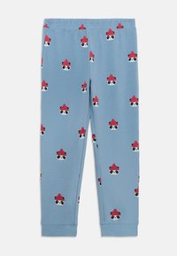 Lichtblauwe katoenen pyjamabroek met een herhalend patroon van panda gezichten die rode hoeden dragen. Elastische tailleband en aansluitende boorden.