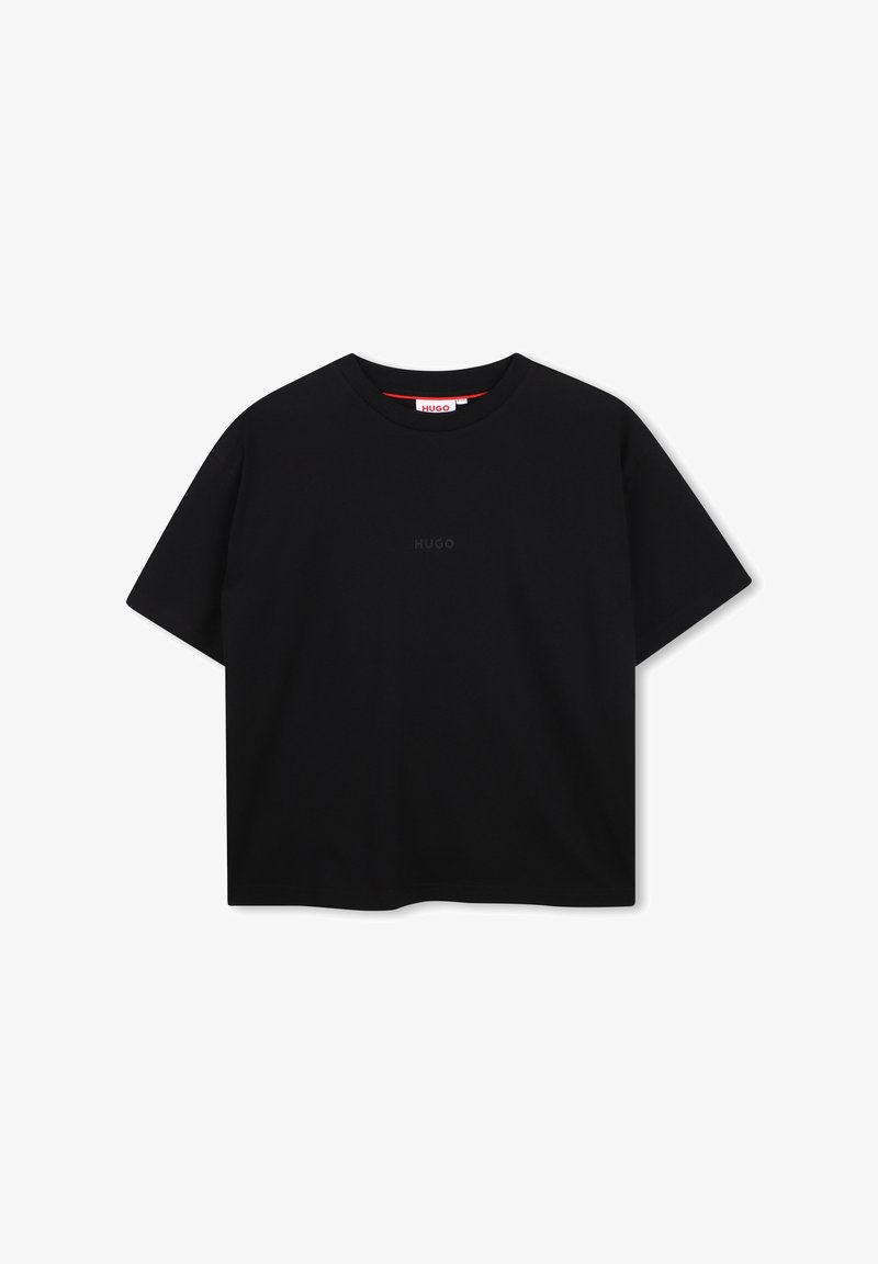 Μαύρο t-shirt με κοντά μανίκια και στρογγυλή λαιμόκοψη, με μικρό λογότυπο "HUGO" στο κέντρο του στήθους και κόκκινη ετικέτα στο εσωτερικό του γιακά.