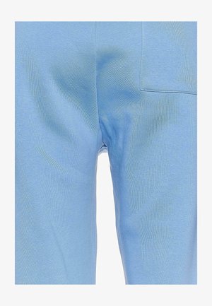 Lysblå bomuldsbukser med en glat tekstur, der har et enkelt design og en laplomme på højre side nær taljebåndet.