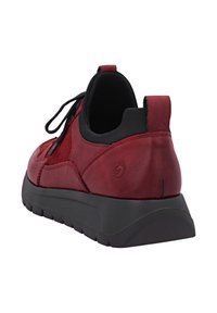 Rote Ledersneaker mit Wildleder-Einsatz, schwarzen Akzenten, runder Spitze und einer gepolsterten schwarzen Sohle. Verfügt über eine Schnürverschluss und einen gepolsterten Kragen.