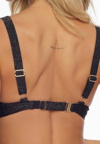 Czarny stanik teksturowany z metalowymi detalami w kolorze złota, z regulowanymi ramiączkami i zapięciem na haczyk z tyłu, prezentujący minimalistyczny design.