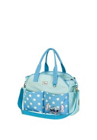 Bolsa de tela azul con un diseño de chevrón, bolsillos de lunares y un estampado del personaje Stitch. Incluye dos asas y una correa de hombro ajustable.