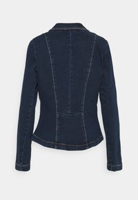 Veste en denim bleu foncé, design ajusté, détails de surpiqûres subtils, col, manches longues et couture incurvée au dos pour la forme.