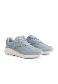 Baskets en daim bleu clair avec semelle en caoutchouc blanche, bout rond et lacets. Présente des coutures discrètes et un collier rembourré pour plus de confort.