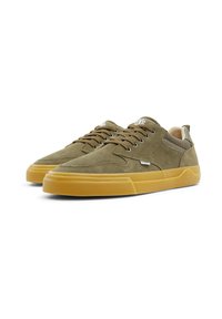 Zapatillas de ante verde oliva con una suela de goma amarilla, que cuentan con cordones planos, un cuello acolchado y un acento texturizado en los laterales.