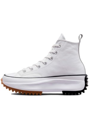 Basket montante en cuir blanc avec une épaisse semelle plateforme blanche, avant en gomme dentelée et semelle arrière noire.