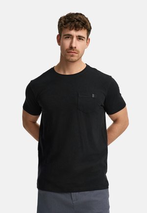 Schwarzes T-Shirt mit kurzen Ärmeln aus Baumwolle. Verfügt über eine kleine Brusttasche und ein Rundhalsausschnitt-Design. Glatte Textur, schlichte Silhouette.
