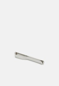 Pince à cravate en métal argenté avec un design épuré ; forme allongée aux bords arrondis et surface lisse et réfléchissante. Style minimaliste.