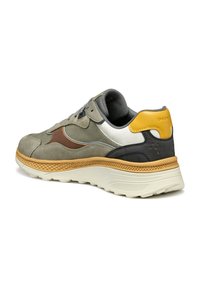 Sneaker in camoscio grigio e mesh con accenti marroni e gialli, punta arrotondata, suola ammortizzata e perforazioni decorative sul tallone.