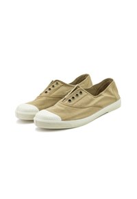 Barna vászon slip-on cipők, lekerekített fehér gumitojással, öt fűzőlyukkal, és textúrált fehér gumitalppal.