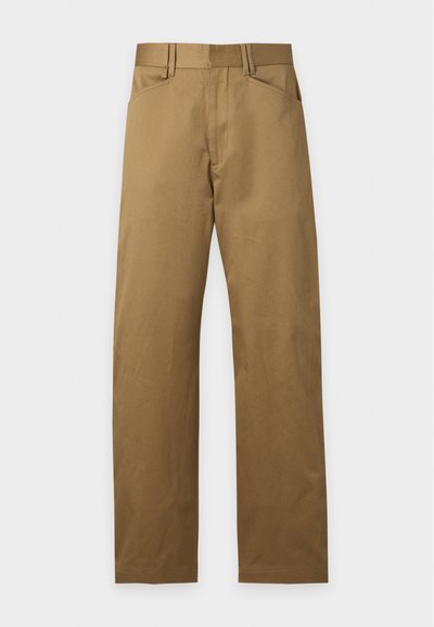 Pantalon kaki droit avec passants de ceinture et poches avant, posé à plat sur un fond clair.