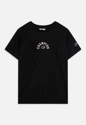 Camiseta negra de manga corta hecha de una tela suave, con el texto blanco "CHAMPION" en un arco sobre el pecho y el logotipo en la manga.