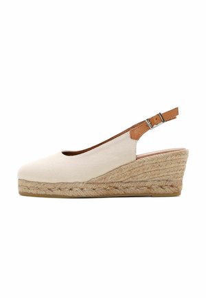 Sandale compensée en toile beige avec talon recouvert de jute, bride arrière réglable en cuir marron et design à bout rond.