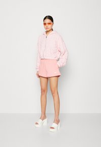 Nike Sportswear SPORTSWEAR PHOENIX FLEECE - Kratke hlače - coral chalk/sail