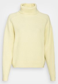 Maglione giallo a costine con colletto alto, maniche lunghe e orlo aderente. Tessuto morbido, caratterizzato da righe verticali e un colletto alto.