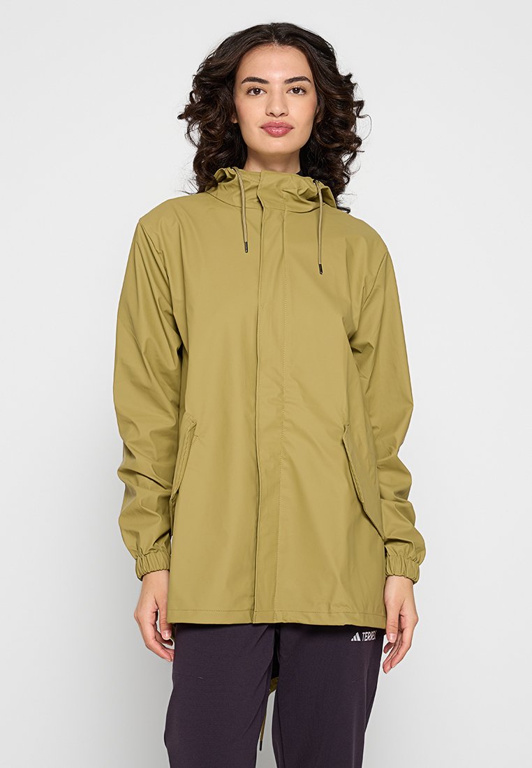 Giacca impermeabile leggera di colore verde oliva, con cappuccio, cordini regolabili e tasche laterali. Realizzata in materiale liscio e resistente all'acqua.