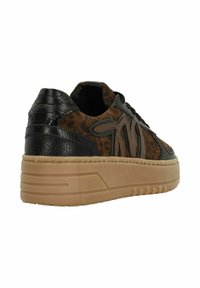 Bruine en zwarte sneakers met een textuur van leer en suede, voorzien van een stevige rubberen zool en decoratieve stiksels.