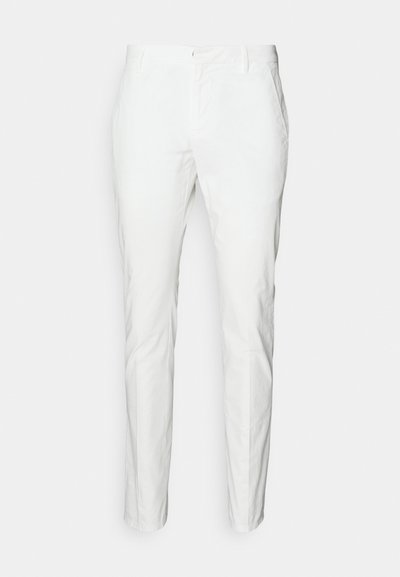 Chinos bianchi con una vestibilità slim, realizzati in un tessuto di cotone liscio, frontale piatto, tasche laterali e un design pulito senza motivi visibili.