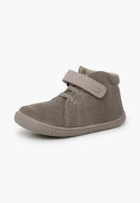 Zapatillas altas de ante gris con una correa de velcro y detalles de cordones. Presentan una suela de goma texturizada y un forro interior suave.
