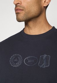BOSS TEE - Print T-shirt - black