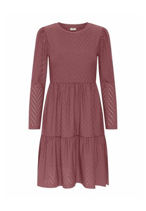Lys lilla langærmet kjole med chevron eyelet-mønster, rund halsudskæring og opsamlet lagdelt nederdel under taljen.