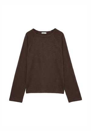 Chemise à manches longues marron foncé à col rond, design simple, ourlet droit et coutures visibles aux coutures.