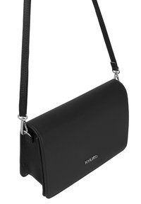 Borsa a tracolla in pelle nera texturizzata con chiusura a patta e logo in metallo argentato "RYŁKO" sul fronte, dotata di tracolla regolabile.