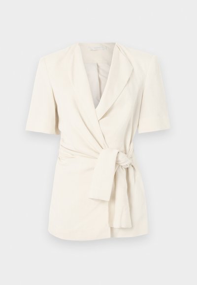 Κρεμ κοντομάνικο τοπ τύπου wrap με κορδόνι στη μέση, με βαθύ V λαιμόκοψη και δομημένο γιακά. Κατασκευασμένο από απαλό, ελαφρύ ύφασμα.