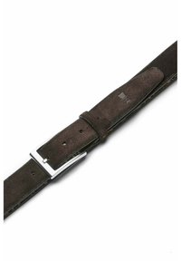 Brauner Wildledergürtel mit einer silbernen rechteckigen Schnalle, ausgestattet mit mehreren Einstelllöchern, glatter Textur und einem klaren Design.