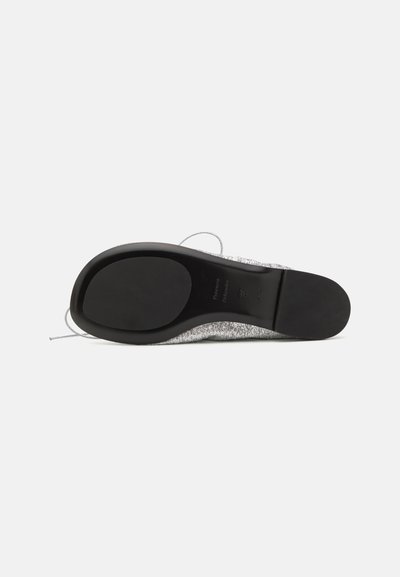 Sandalie cu parte superioară tricotată gri, cu vârful rotund și un accent elastic texturat. Talpa din cauciuc negru, cu un finisaj neted și detalii de branding minime.