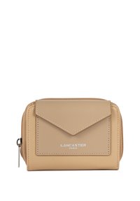 Portafoglio in pelle beige con chiusura a zip e stile flap a busta. Presenta un marchio in rilievo sulla parte anteriore e dettagli di cucitura visibili.