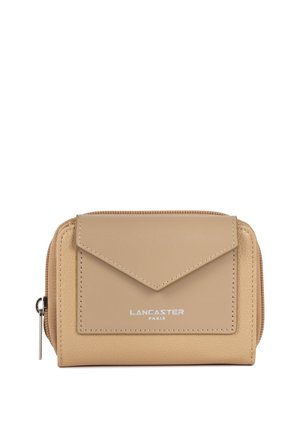 Portefeuille en cuir beige avec une fermeture à glissière et un rabat de style enveloppe. Présente une marque en relief sur le devant et des détails de couture visibles.