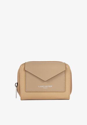 Beige leren portemonnee met een ritsluiting en een flap in envelopstijl. Voorzien van een reliëflogo aan de voorkant en zichtbare stiksels.