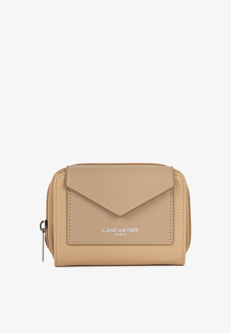 Portafoglio in pelle beige con chiusura a zip e stile flap a busta. Presenta un marchio in rilievo sulla parte anteriore e dettagli di cucitura visibili.