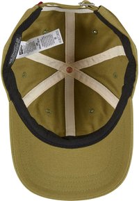 Olīvu zaļš cepures modelis ar strukturētu malu, auduma iekšpusi un beigu auduma joslu. Ietver kopšanas etiķeti un ventilācijas caurumus.