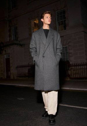 Next, REGULAR FIT - EDIT HERRINGBONE STRIPE EPSOM OVERCOAT WITH WOOL - Klasszikus kabát - grey