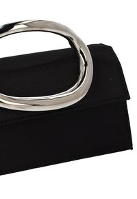 Zwarte satijnen clutch met een gebogen metalen handvat. De tas heeft een klepsluiting en minimale stikdetails.