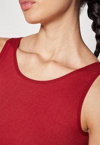 ONLY Play ONPJAIA LIFE SEAM SHORT - Top - sun-dried tomato
