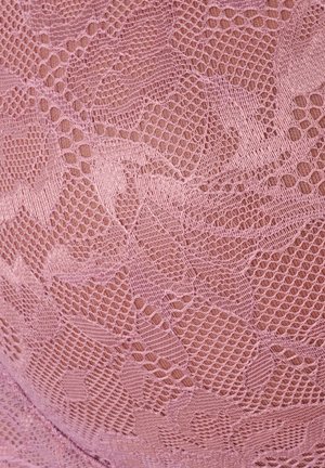 Tessuto di pizzo rosa che presenta motivi floreali con sezioni a rete aperta e una consistenza liscia, mettendo in evidenza dettagli intricati e bordi cuciti.