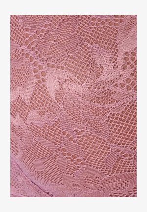 Roze kant stof met bloemmotieven, open gaassecties en een zachte textuur, die de ingewikkelde details en gestikte randen benadrukt.