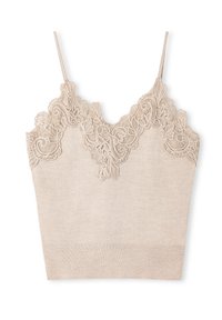 Beige gebreide crop top met dunne banden, met complexe kantdetails langs de halslijn en een zachte textuur overal.