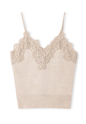 Beige gebreide crop top met dunne banden, met complexe kantdetails langs de halslijn en een zachte textuur overal.