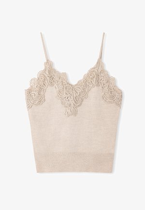 Cropped top beige in maglia con spalline sottili, caratterizzato da dettagli in pizzo intricati lungo il colletto e una texture liscia in tutto il capo.