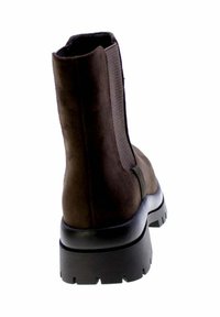 Stivale alla caviglia in suede marrone con pannello laterale elastico texturizzato e suola in gomma nera spessa, progettato per comfort e stabilità.
