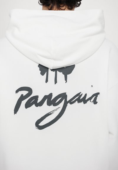 Bílá mikina s kapucí, která na zadní straně obsahuje velký černý grafický prvek se slovem "Pangaia", doplněný ilustracemi stromů nahoře.