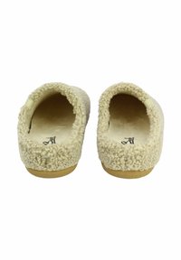 Beige, flauschige Hausschuhe mit weichem Material, offenem Design hinten und flacher Sohle. Futter- und Sohlenmaterialien sind nicht angegeben.