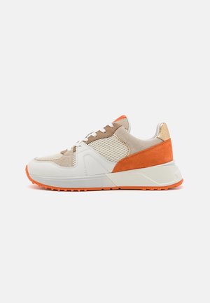 Weißer und beiger Sneaker mit orangefarbenem Wildlederabsatz, Mesh-Seitenteilen, weißen Schnürsenkeln und oranger Gummisohle, in seitlicher rechter Profilansicht dargestellt.