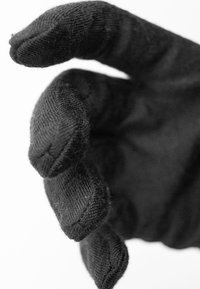 Gant en laine noire tricoté avec un tissu texturé, design à cinq doigts et un ajustement confortable. Les extrémités des doigts sont arrondies avec une finition lisse.