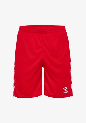 Czerwone sportowe spodenki z elastycznym paskiem w talii, białym wzorem typu chevron po bokach oraz małym białym logo Hummel na przedniej prawej nogawce.